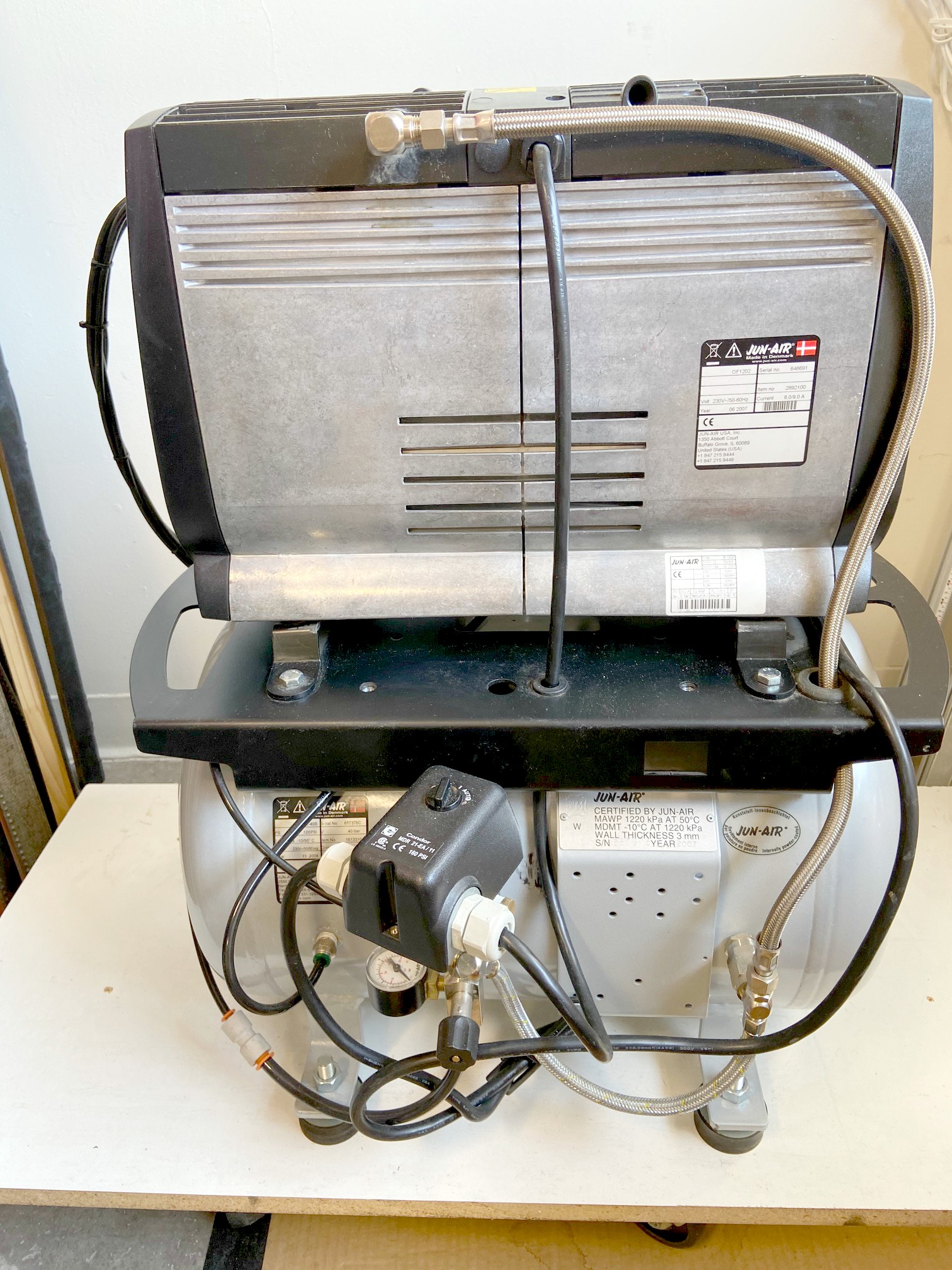 Jun-Air Silent Air Compressor (Used) Item # UE-080620A (Oregon)