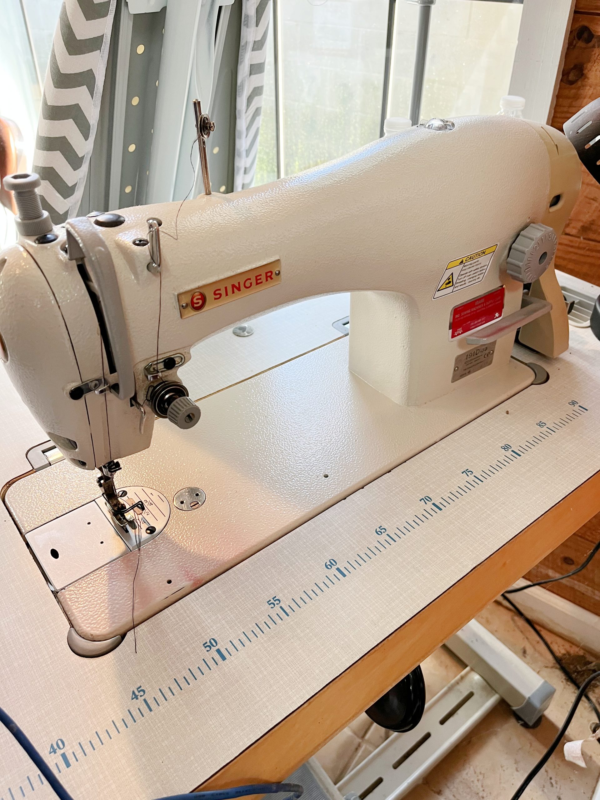 Equipment Lot: Industrial Sewing Machines, Large Industrial Cutting Table, Cloth Spreader & Fabric Knife (Used) Item # UE-031522A (Arkansas)