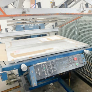 Equipment Lot: M&R Saturn Model 2538 Clamshell Graphic Screen Printer, M&R Sentry Flatbed Press Takeoff System & Silkscreen Drying Racks (Used) Item # UE-101521A (Texas)