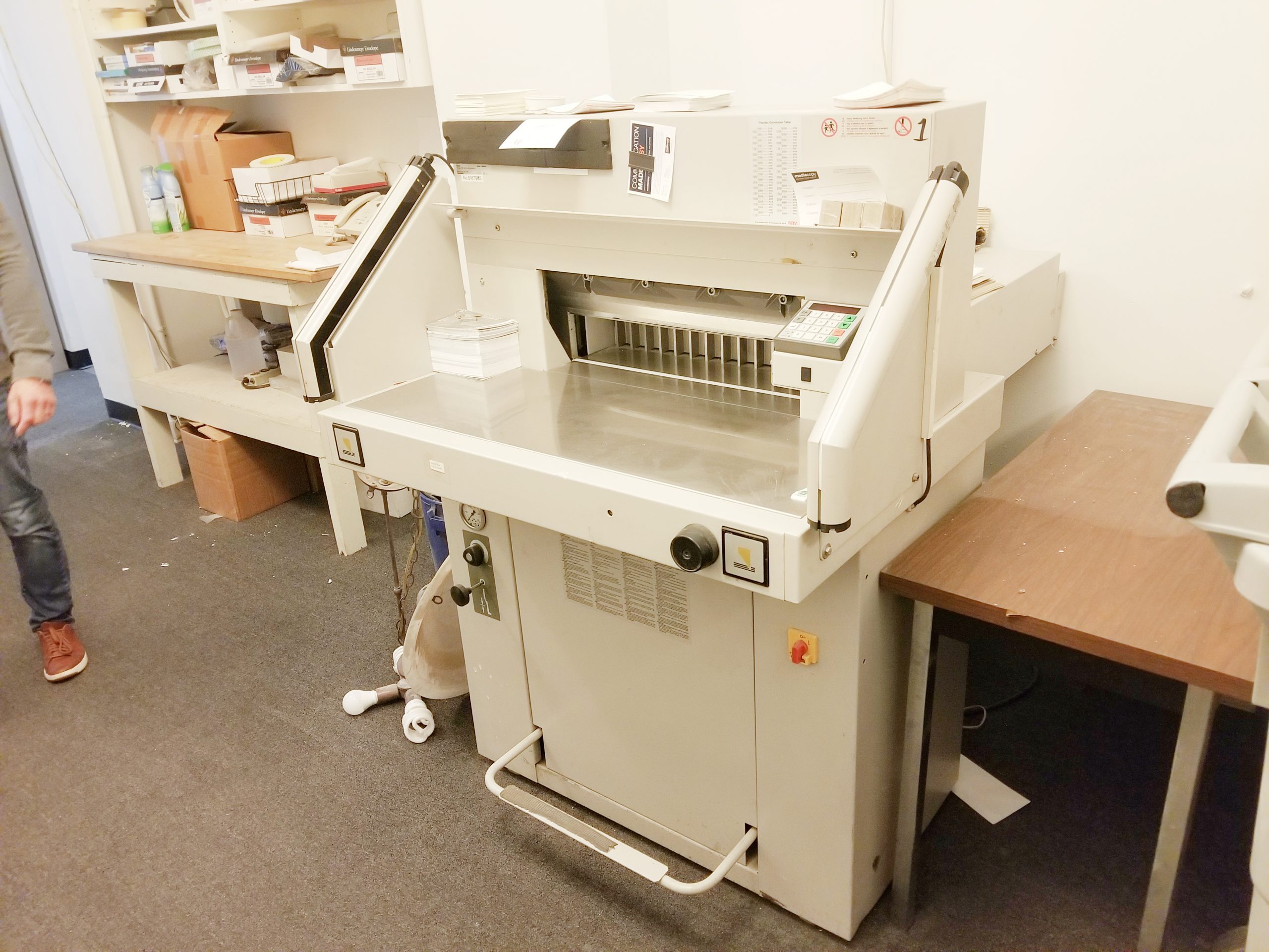 MBM Triumph 5551 EP 21 5/8″ Programmable Hydraulic Paper Cutter (Used) Item # UE-020122C (New Jersey)