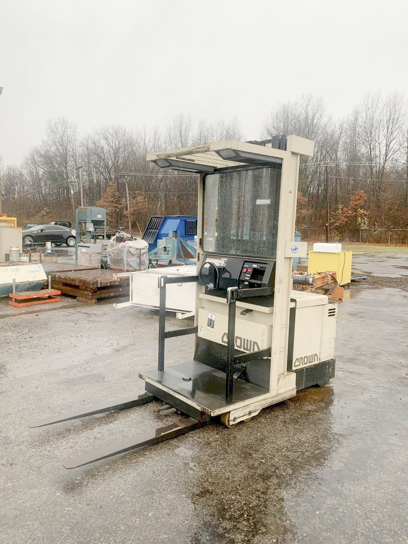 Crown Electric Order Picker Forklift (used) Item # UE-070622B(Ohio)