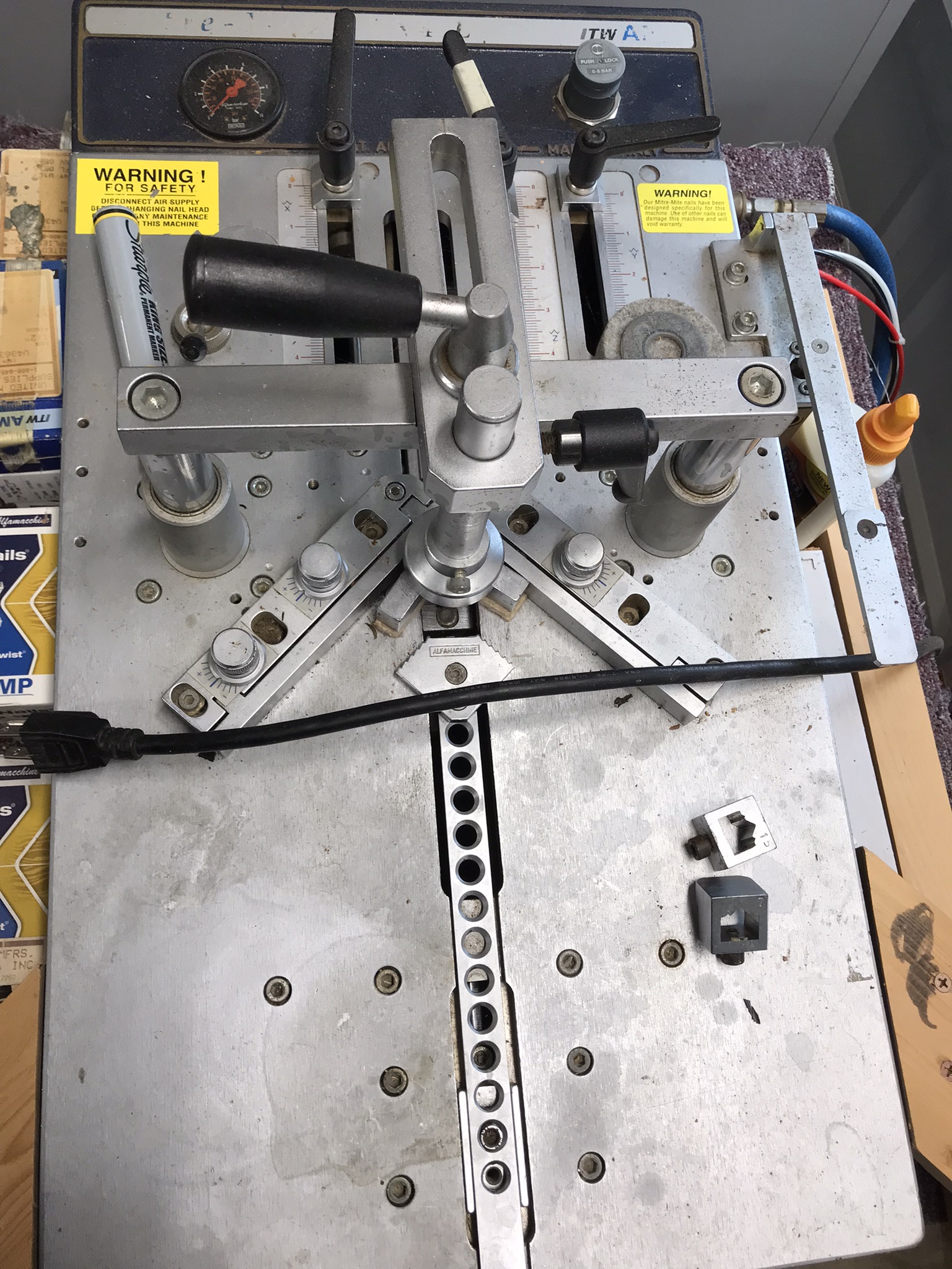 ITW AMP VN4 Frame Joiner / Vnailer (Used) Item # UE-121823B