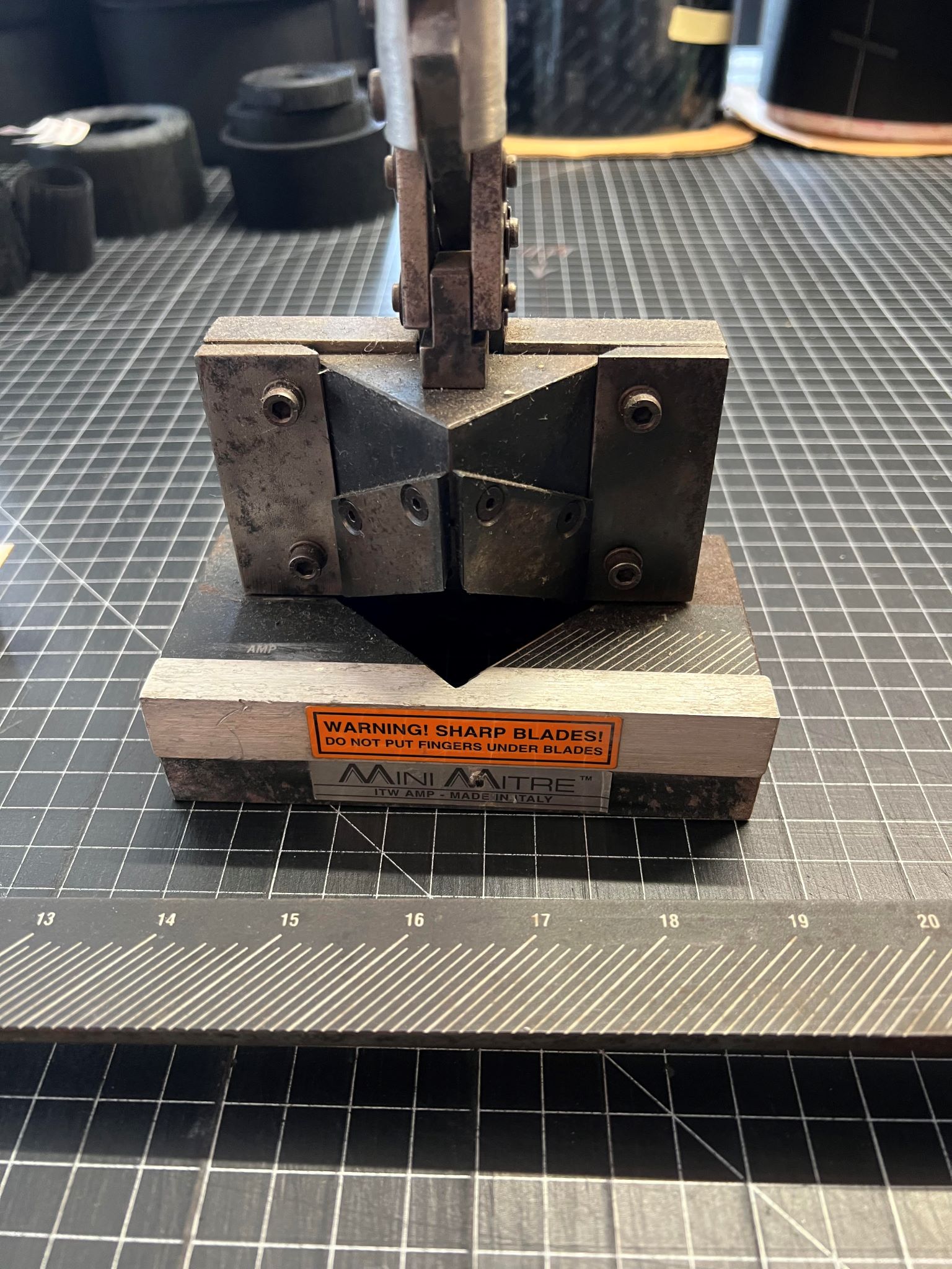 Equipment Lot: D&K Expression ( Vacuseal / Bienfang ) 4468H Vacuum Heat Press, Fletcher 2200 60″ Mat Cutter, FrameSquare Fillet cutter & ITW AMP MiniMitre Fillet Cutter (Used) Item # UE-012624A