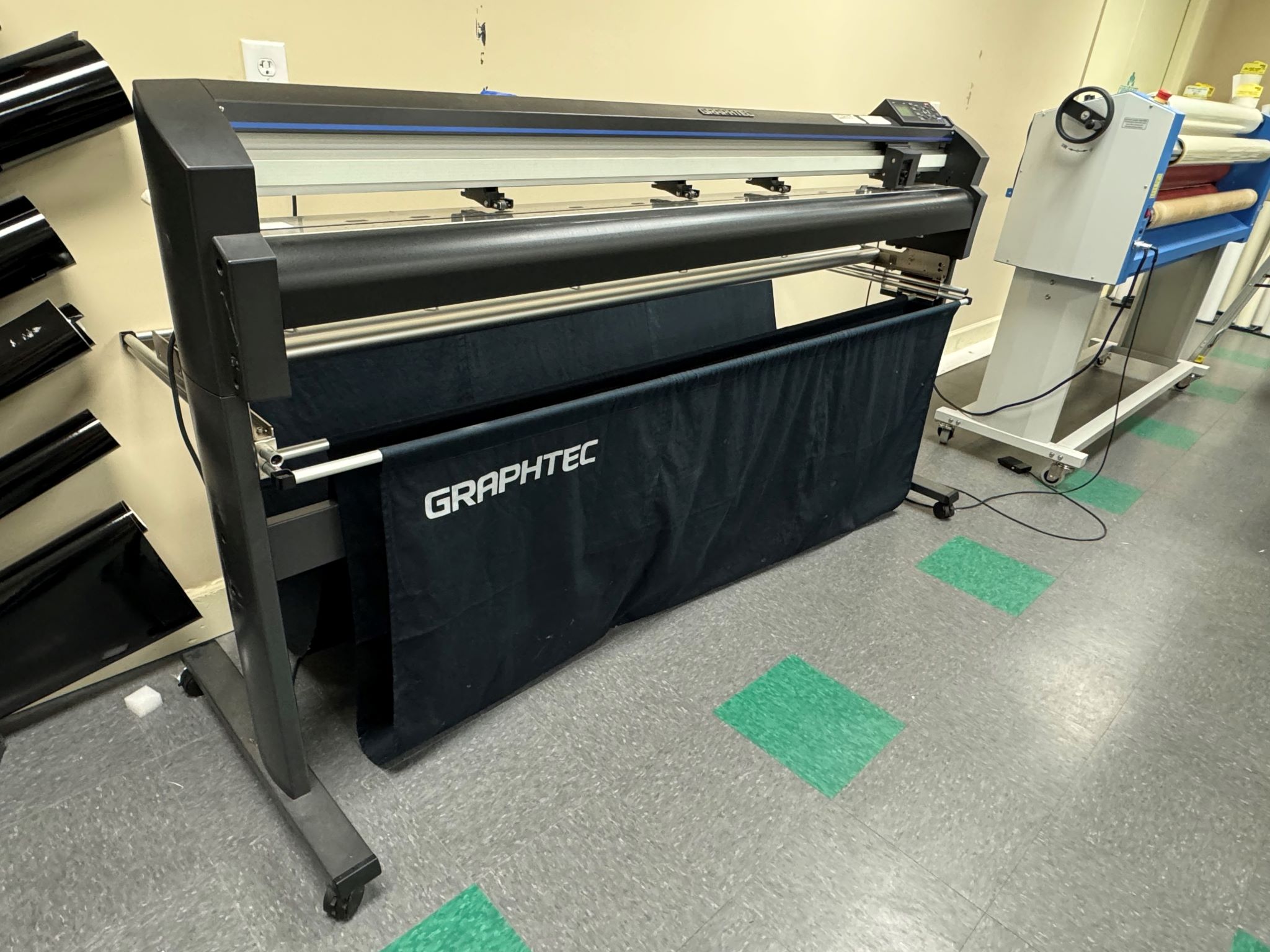 Equipment Lot: HP 365 Latex 64″ Large Format Color Printer, Graphtec FC8600-160 64″ Cutter / Cutting Plotter, & GFP 363TH Top Heat 63″ Wide Format Roll Laminator w/ Stand (Used) Item # UE-030824B