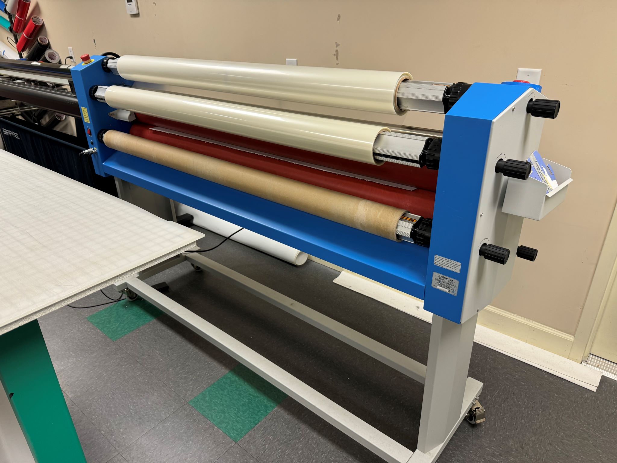 Equipment Lot: HP 365 Latex 64″ Large Format Color Printer, Graphtec FC8600-160 64″ Cutter / Cutting Plotter, & GFP 363TH Top Heat 63″ Wide Format Roll Laminator w/ Stand (Used) Item # UE-030824B