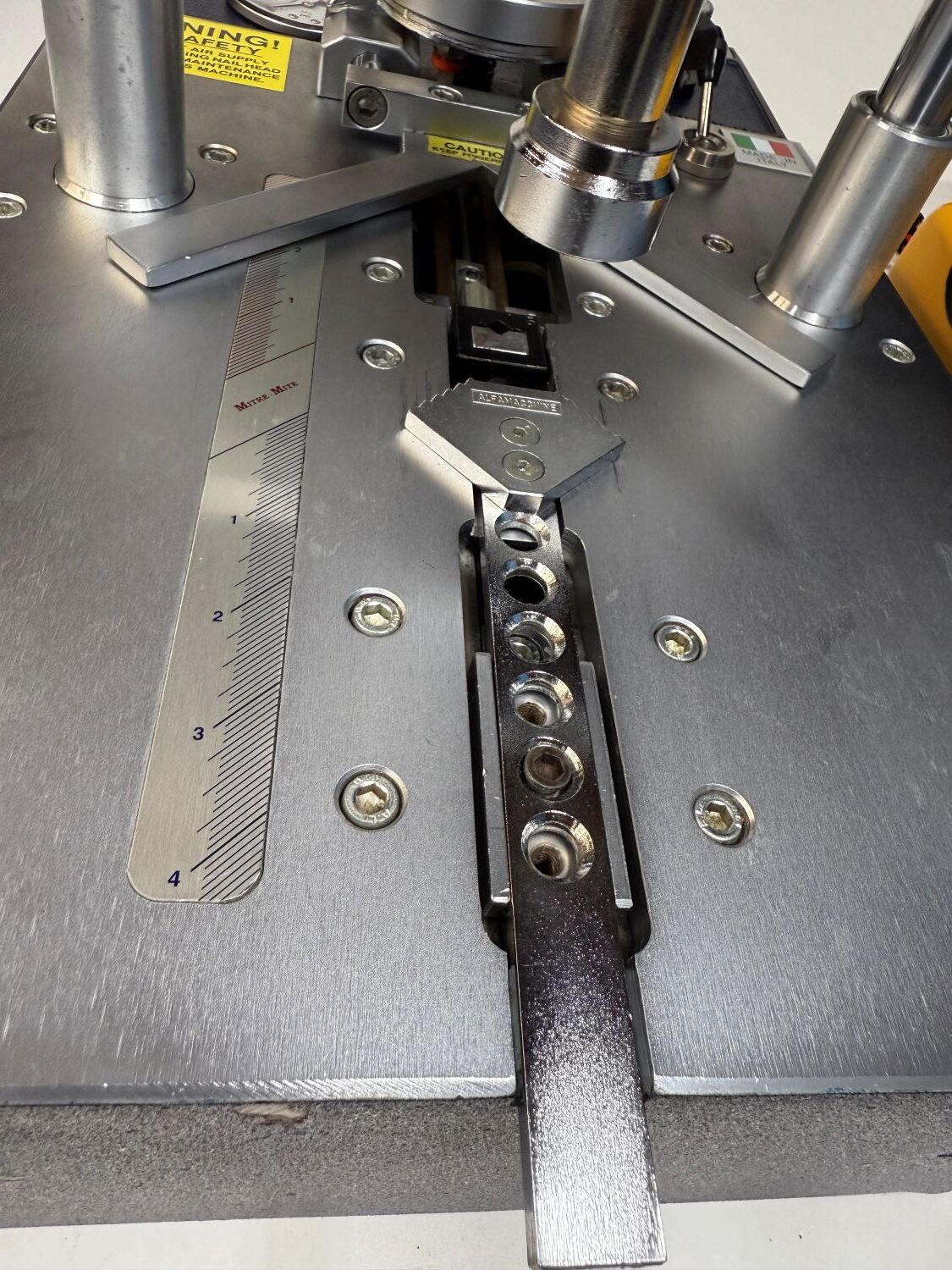ITW AMP / AMP International VN2+1 ( AMP U300 ) Frame Joiner Underpinner (Used) Item # UE-070225D