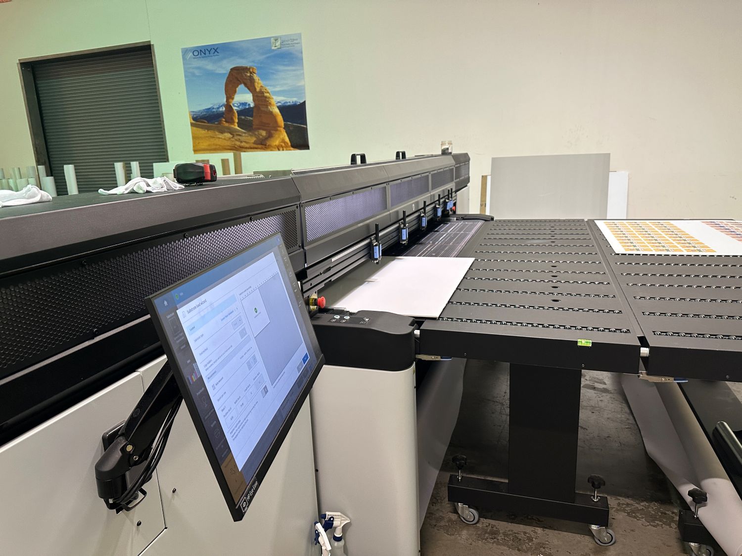 HP R2000 Latex Printer – 98″ Latex Flatbed Printer (Used) Item # UE-080525F