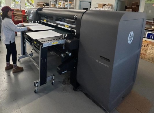 HP Scitex FB550 Flatbed 64″ Hybrid Printer w/ Roll to Roll & White Ink Options (Used) Item # UE-120825A