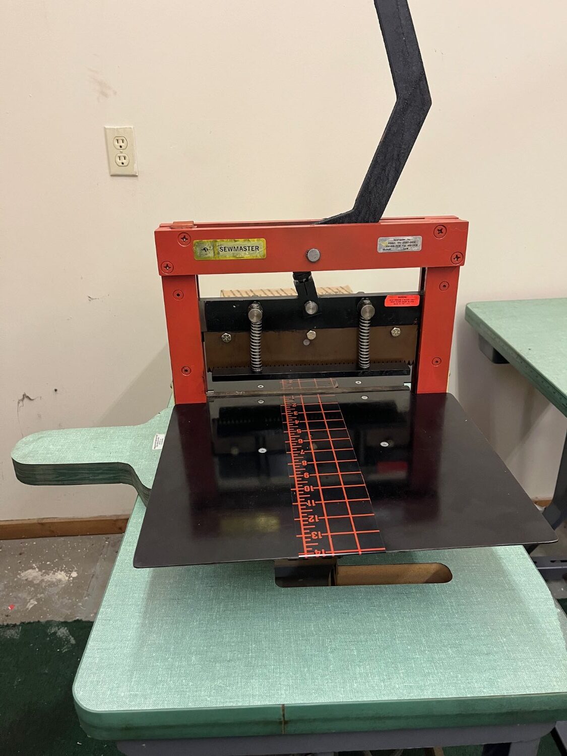 Chandler SM-12PH Manual / Portable Swatch Cutter (Used) Item # UE-031626C