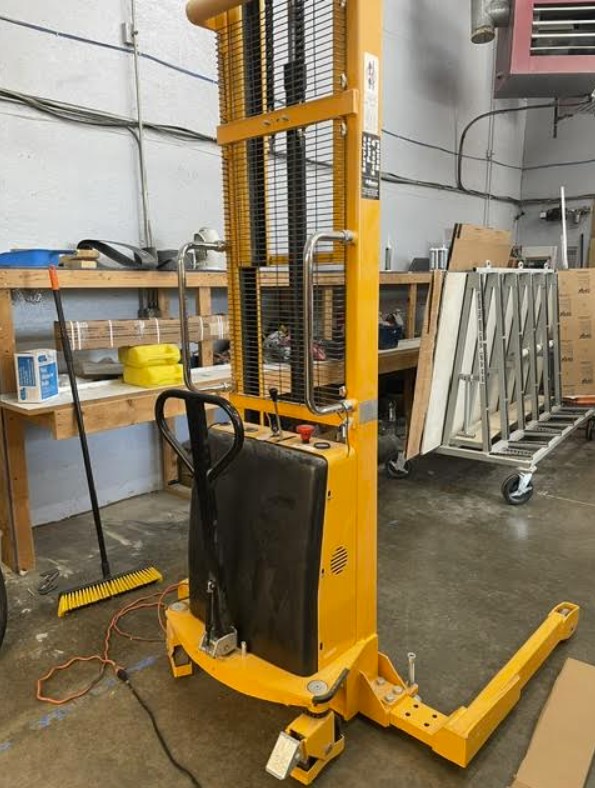 Uline Semi-Electric Straddle Stacker – 137″ Lift (Used) Item # UE-052826A