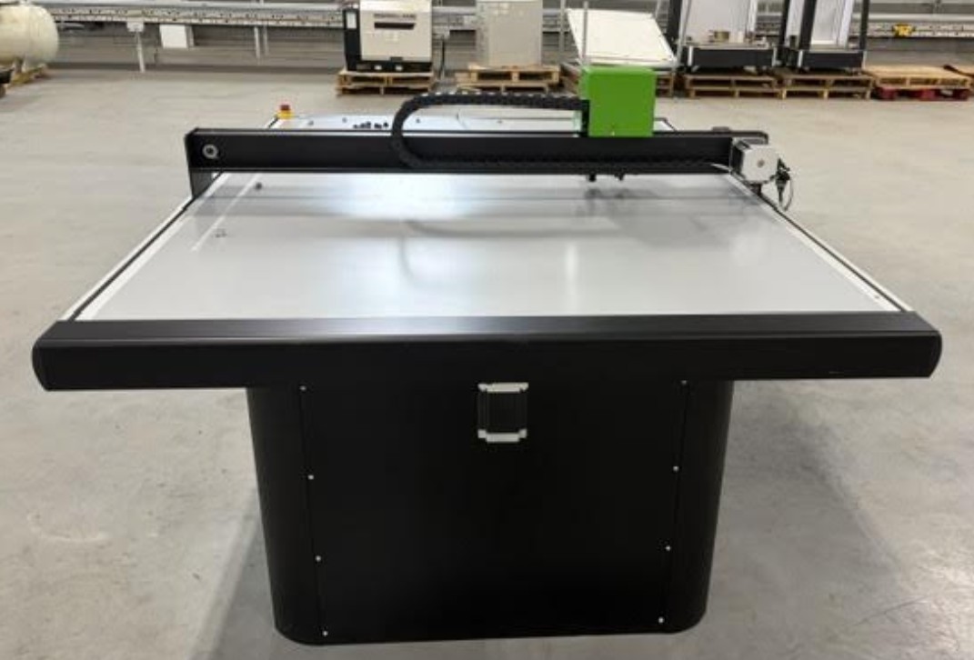 Gunnar AiOX Professional XL Mat Cutter w/ Vacuum Table (Used) Item # UE-081326G