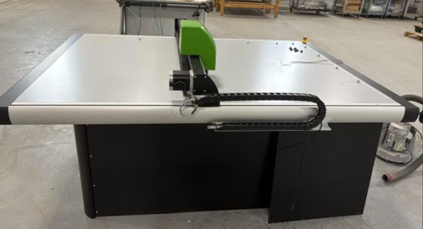 Gunnar AiOX Professional XL Mat Cutter w/ Vacuum Table (Used) Item # UE-081326G
